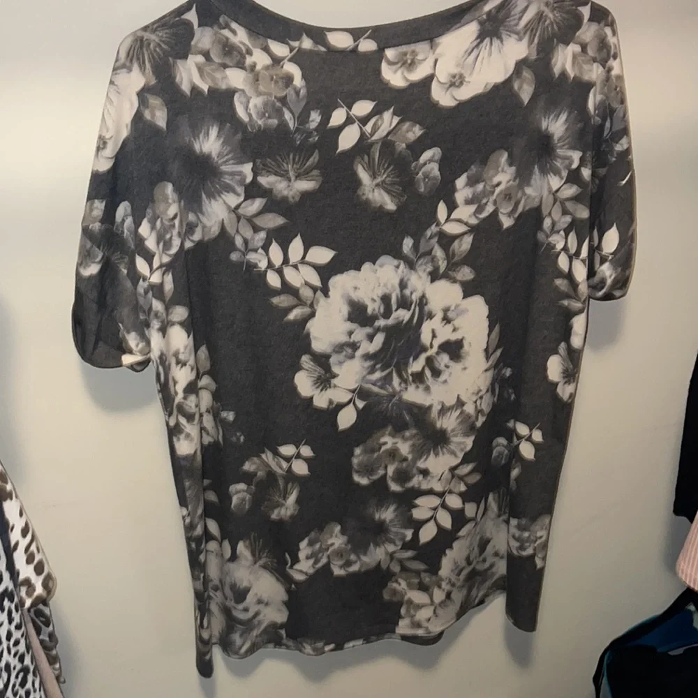 Beautiful Flower Top - Picture 5 of 5